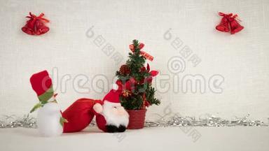 圣诞老人和雪人祝你新年快乐，并在树下留下礼物